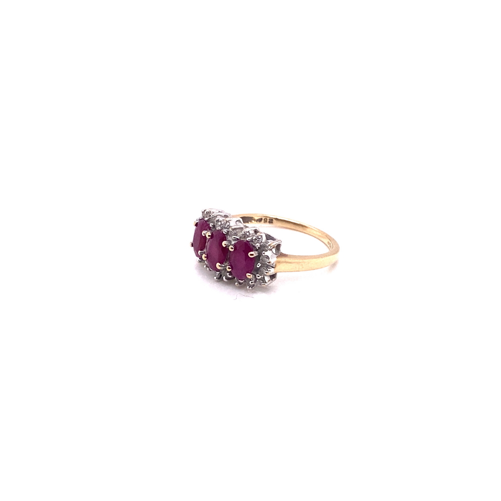 A 9ct HALLMARKED GOLD, THREE STONE RUBY AND DIAMOND RING. FINGER SIZE O. WEIGHT 3.38grms. - Image 3 of 3