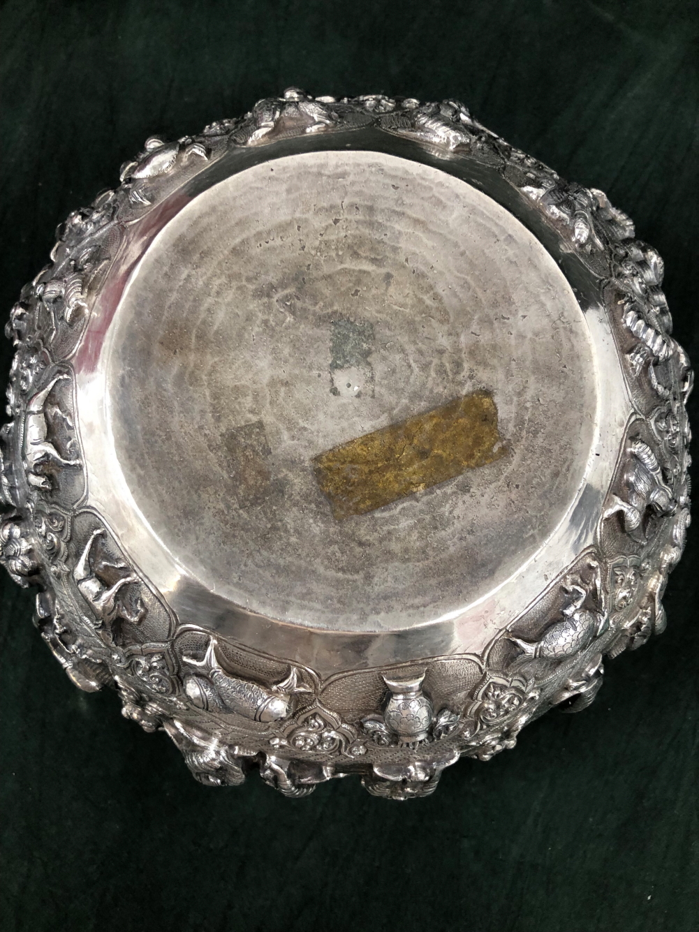 A BURMESE WHITE METAL BOWL, THE ROUNDED SIDES OF THE EXTERIOR RAISED WITH COURT SCENES OF FIGURES - Image 4 of 8