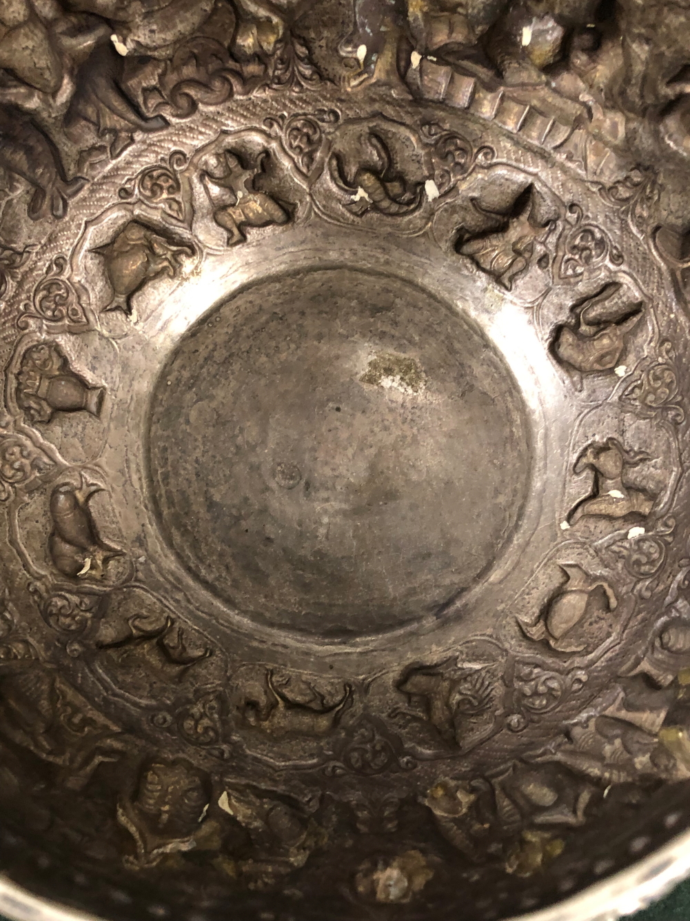A BURMESE WHITE METAL BOWL, THE ROUNDED SIDES OF THE EXTERIOR RAISED WITH COURT SCENES OF FIGURES - Image 3 of 8