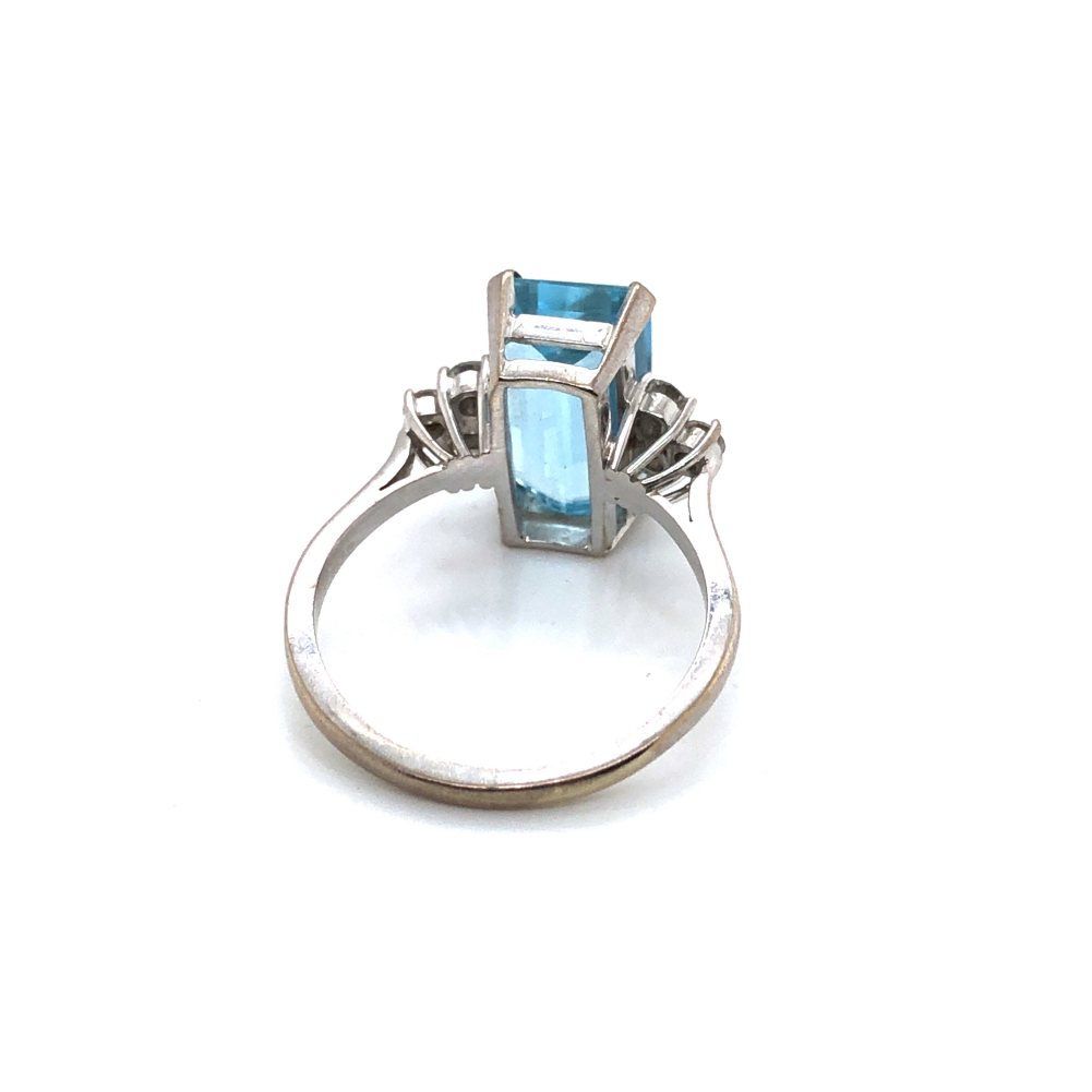 A VINTAGE 18ct WHITE GOLD HALLMARKED AQUAMARINE AND DIAMOND ART DECO STYLE RING. THE EMERALD CUT - Image 5 of 6