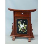 AN EARLY 20th C. JAPANESE INLAID LACQUER FIRE SCREEN, THE RED LACQUER FRAME SHAPED LIKE A SHINTO