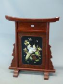 AN EARLY 20th C. JAPANESE INLAID LACQUER FIRE SCREEN, THE RED LACQUER FRAME SHAPED LIKE A SHINTO