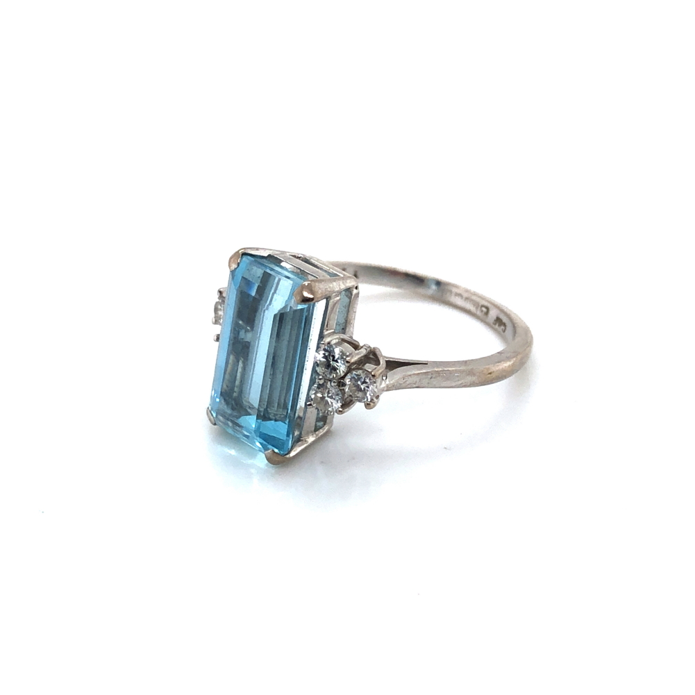 A VINTAGE 18ct WHITE GOLD HALLMARKED AQUAMARINE AND DIAMOND ART DECO STYLE RING. THE EMERALD CUT - Image 3 of 6