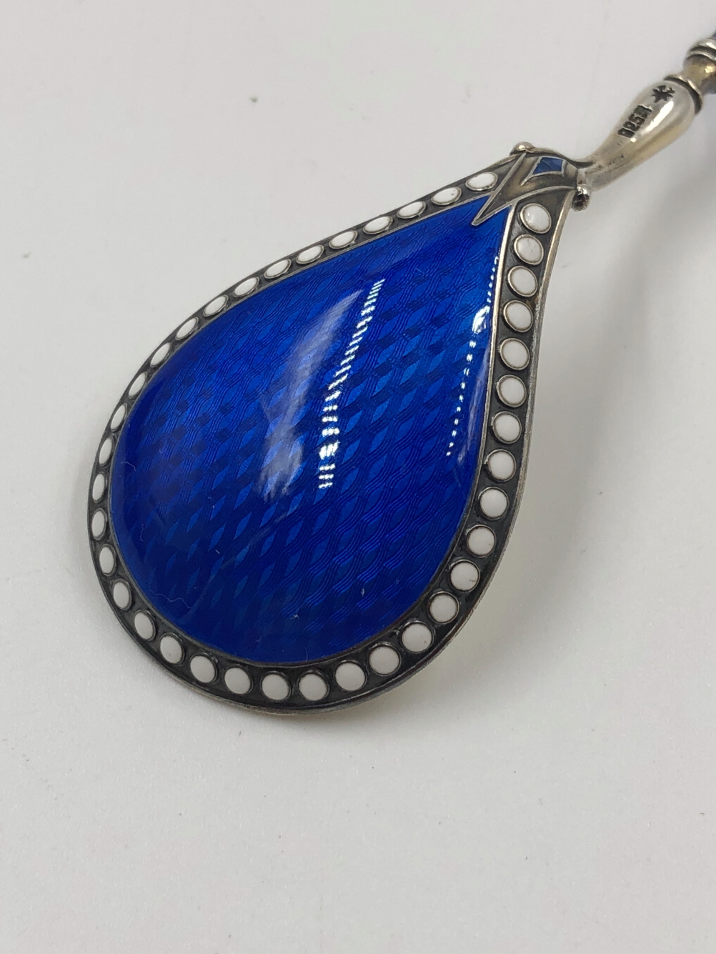 A NORWEGIAN 925 SILVER SPOON BASSE TAILLE ENAMELLED IN BLUE, THE BACK OF THE BOWL EDGED WITH WHITE - Image 2 of 11