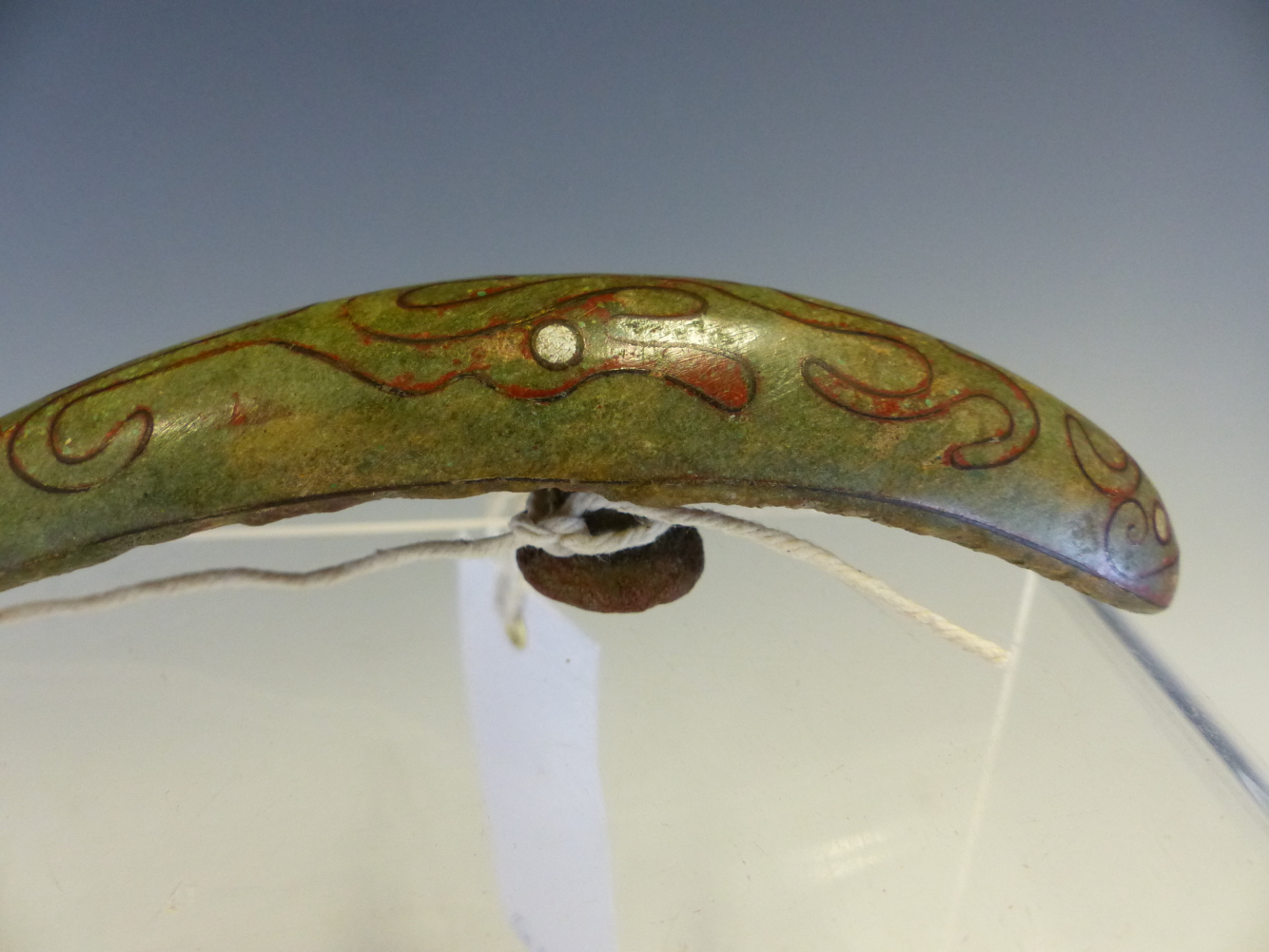 AN EARLY CHINESE BRONZE BELT HOOK, THE DRAGON FORM INLAID WITH COPPER WIRE AND SILVER STIPPLES. - Image 4 of 8