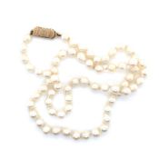 A ROW OF CULTURED BAROQUE PEARLS COMPLETE WITH A 375 STAMPED CLASP, ASSESSED AS 9ct GOLD. LENGTH