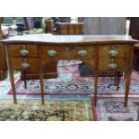 A GEORGIAN MAHOGANY SIDEBOARD, THE SERPENTINE FRONTED TOP EDGED IN LINE INLAY ABOVE A CENTRAL