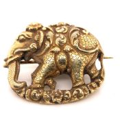 AN EASTERN STYLE ELEPHANT BROOCH. UNHALLMARKED, ASSESSED AS 14ct GOLD. APPROX MEASUREMENTS 3.3 X 2.