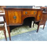 AN GEORGIAN STYLE MAHOGANY SMALL BOW FRONT SIDE BOARD ON SQUARE TAPPER LEGS. H 87 X W 107 X D 58cms.
