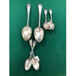 A PAIR OF GEORGE III SILVE TABLE SPOONS BY EDWARD LIVINGSTONE, DUNDEE, A PAIR OF FIDDLE PATTERN
