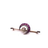 AN ANTIQUE RUBY, DIAMOND AND PEARL CRESCENT MOON BAR BROOCH. UNHALLMARKED, VARIOUSLY TESTING AS GOLD