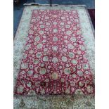 A GOOD QUALITY PART SILK ORIENTAL RUG OF PERSIAN DESIGN 282 x 187 cms