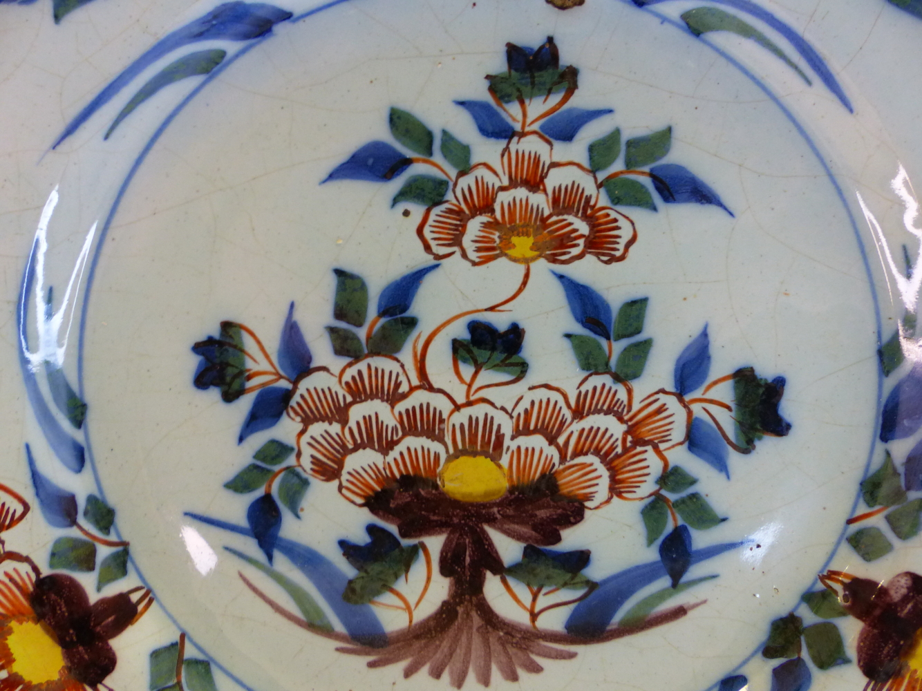 A PAIR OF 18th C. ENGLISH DELFT POLYCHROME PLATES PAINTED WITH YELLOW CENTRED RED FLOWERS WITHIN - Image 7 of 10