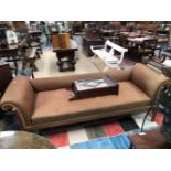 AN EDWARDIAN BANDED AND LINE INLAID MAHOGANY SETTEE WITH A LOW BACK AND SCROLLED ARMS, THE SQUARE