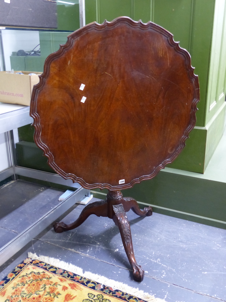 A GEORGIAN STYLE MAHOGANY PIE CRUST TOP BIRDCAGE TILT TOP TABLE.