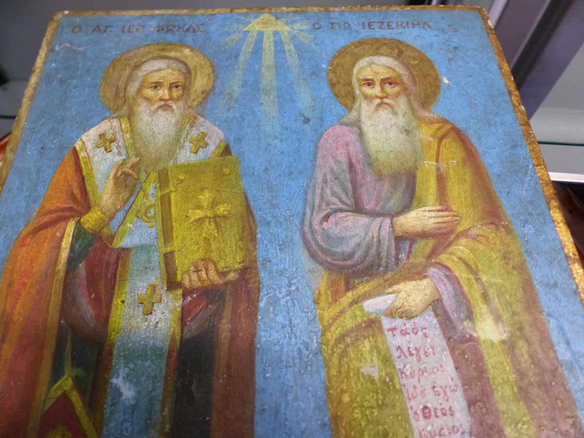 A VINTAGE RUSSIAN ICON DEPICTING TWO SAINTS - Image 5 of 11