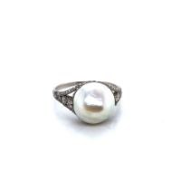 AN ANTIQUE MABE PEARL AND DIAMOND RING. THE MABE PEARL SURROUNDED BY A SETTING OF OLD CUT DIAMONDS