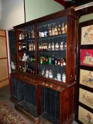 A LARGE MAHOGANY SHOP/ CHEMISTS DISPLAY CABINET WITH SHELVES INTERIOR BEHIND GLAZED DOORS. W 185 x