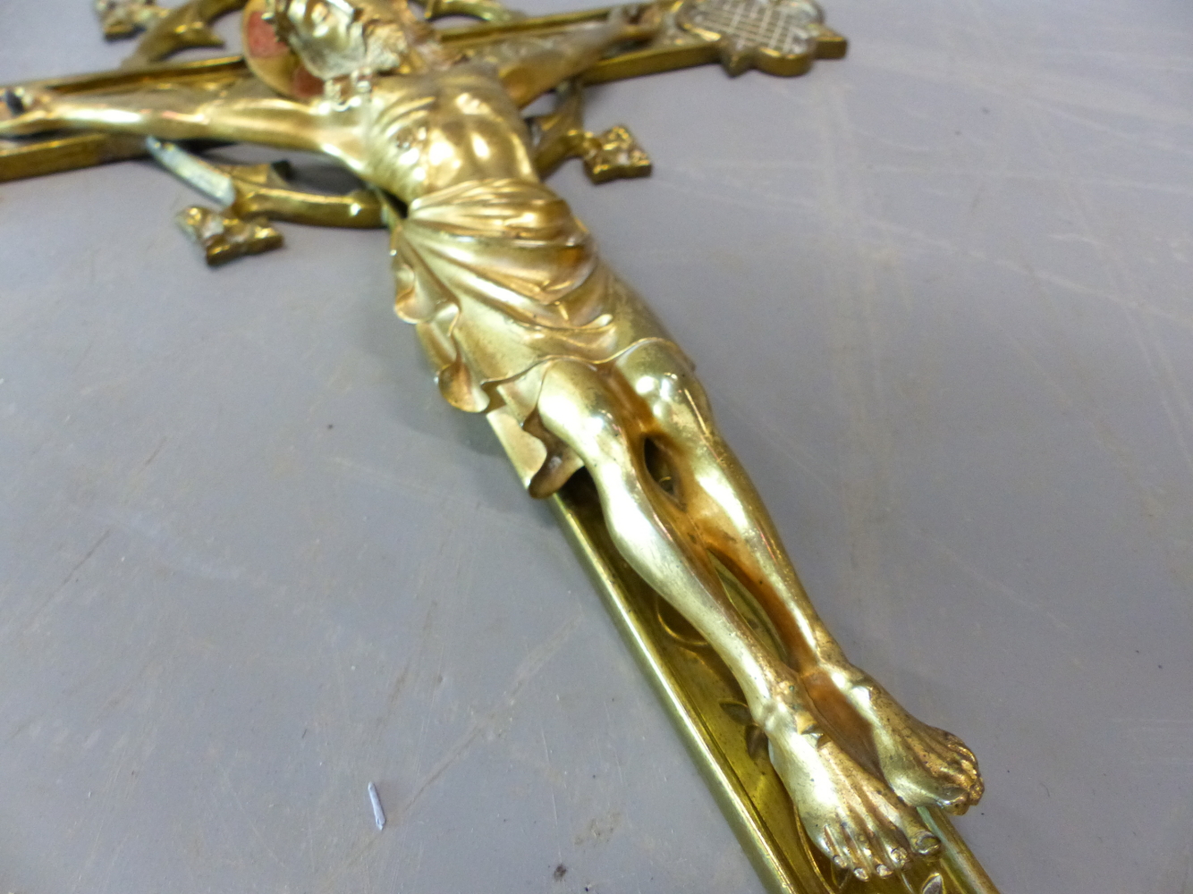 A LATE 19th C. GILT BRONZE CRUCIFIX, CHRISTS HALO PICKED OUT IN RED, THE END OF THE CROSS WITH - Image 5 of 5