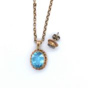 A BLUE TOPAZ OVAL CUT PENDANT, UNHALLMARKED, ASSESSED AS 9ct GOLD, SUSPENDED ON A BELCHER CHAIN,