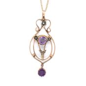 A ANTIQUE 9ct GOLD, AMETHYST AND SEED PEARL ART NOUVEAU STYLE PENDANT SUSPENDED ON A UNHALLMARKED