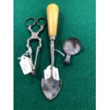 A PAIR OF GEORGIAN DUBLIN SILVER SUGAR NIPPERS, A SILVER CADDY SPOON, BIRMINGHAM 1810, 44gms.