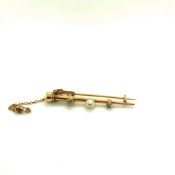 AN ANTIQUE BAR BROOCH WITH OLD CUT DIAMOND AND A CENTRAL CULTURED PEARL, IN THE FORM OF A BATON,