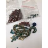 A COLLECTION OF CHINESE BEADS, TO INCLUDE: TURQUOISE, CORNELIAN, CORAL AND CERAMIC EXAMPLES