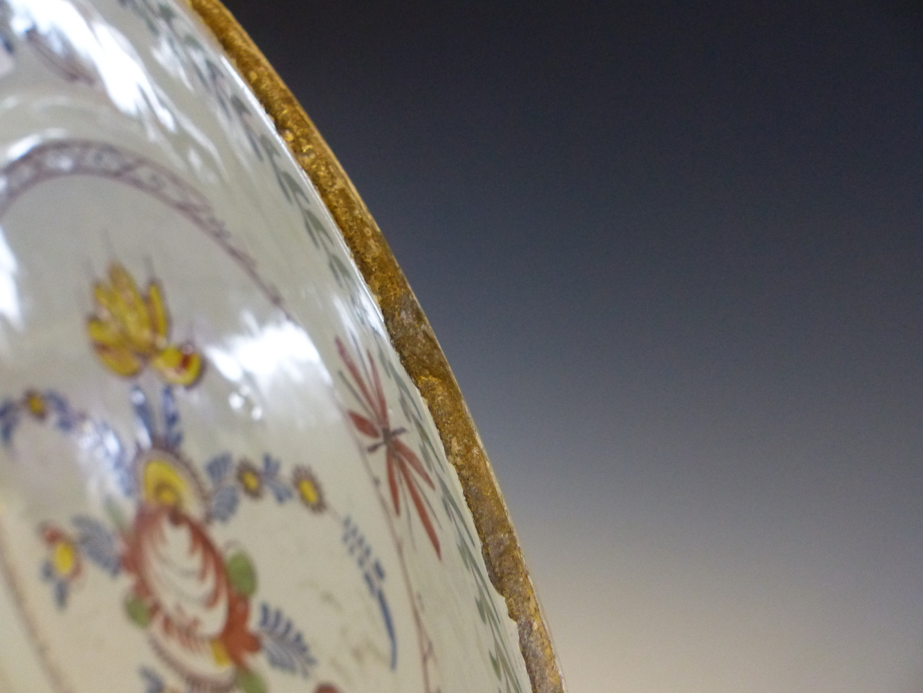 A PAIR OF MID 18th C. ENGLISH POLYCHROME DELFT DISHES PAINTED WITH CENTRAL SPRAYS OF FLOWERS - Image 5 of 20