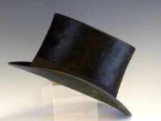 A GREEN LEATHERETTE CASED LINCOLN BENNETT SILK PILE TOP HAT WITH A RED CUSHION TO SMOOTHE THE PILE