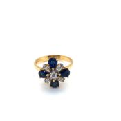 AN 18ct HALLMARKED GOLD SAPPHIRE AND DIAMOND FOLIATE STYE CLUSTER RING. FINGER SIZE M 1/2. WEIGHT