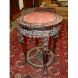 A GOOD QUALITY ANTIQUE CHINESE HARDWOOD AND MARBLE TALL URN STAND WITH CARVED DECORATION.