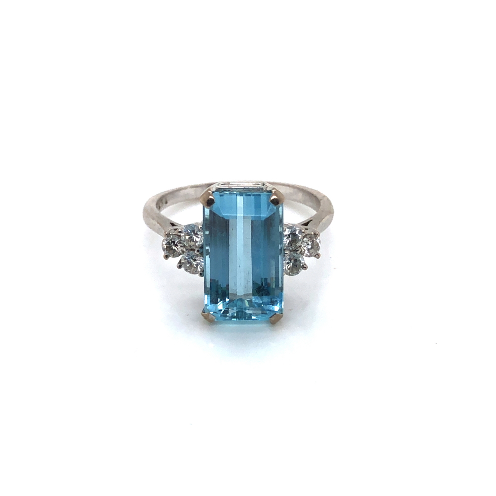 A VINTAGE 18ct WHITE GOLD HALLMARKED AQUAMARINE AND DIAMOND ART DECO STYLE RING. THE EMERALD CUT