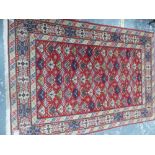 A GOOD QUALITY ORIENTAL RUG OF CAUCASIAN DESIGN. 215 x 146cms