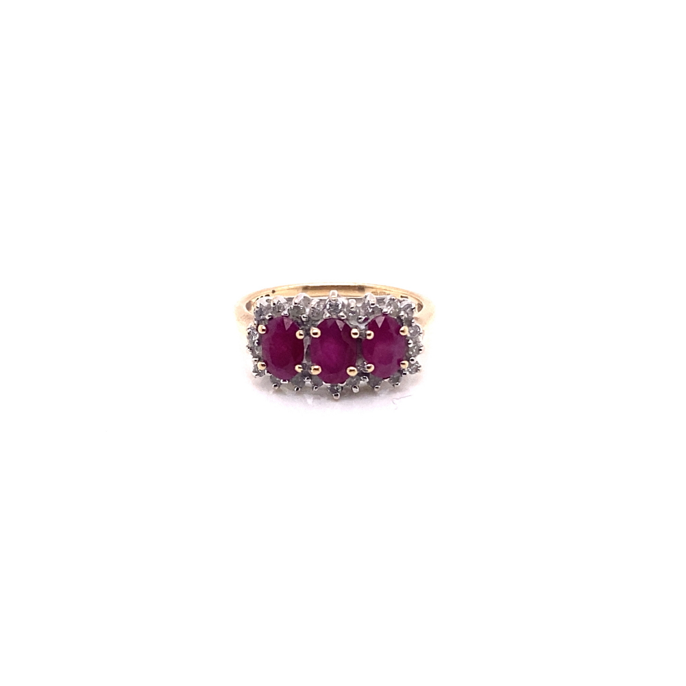 A 9ct HALLMARKED GOLD, THREE STONE RUBY AND DIAMOND RING. FINGER SIZE O. WEIGHT 3.38grms. - Image 2 of 3