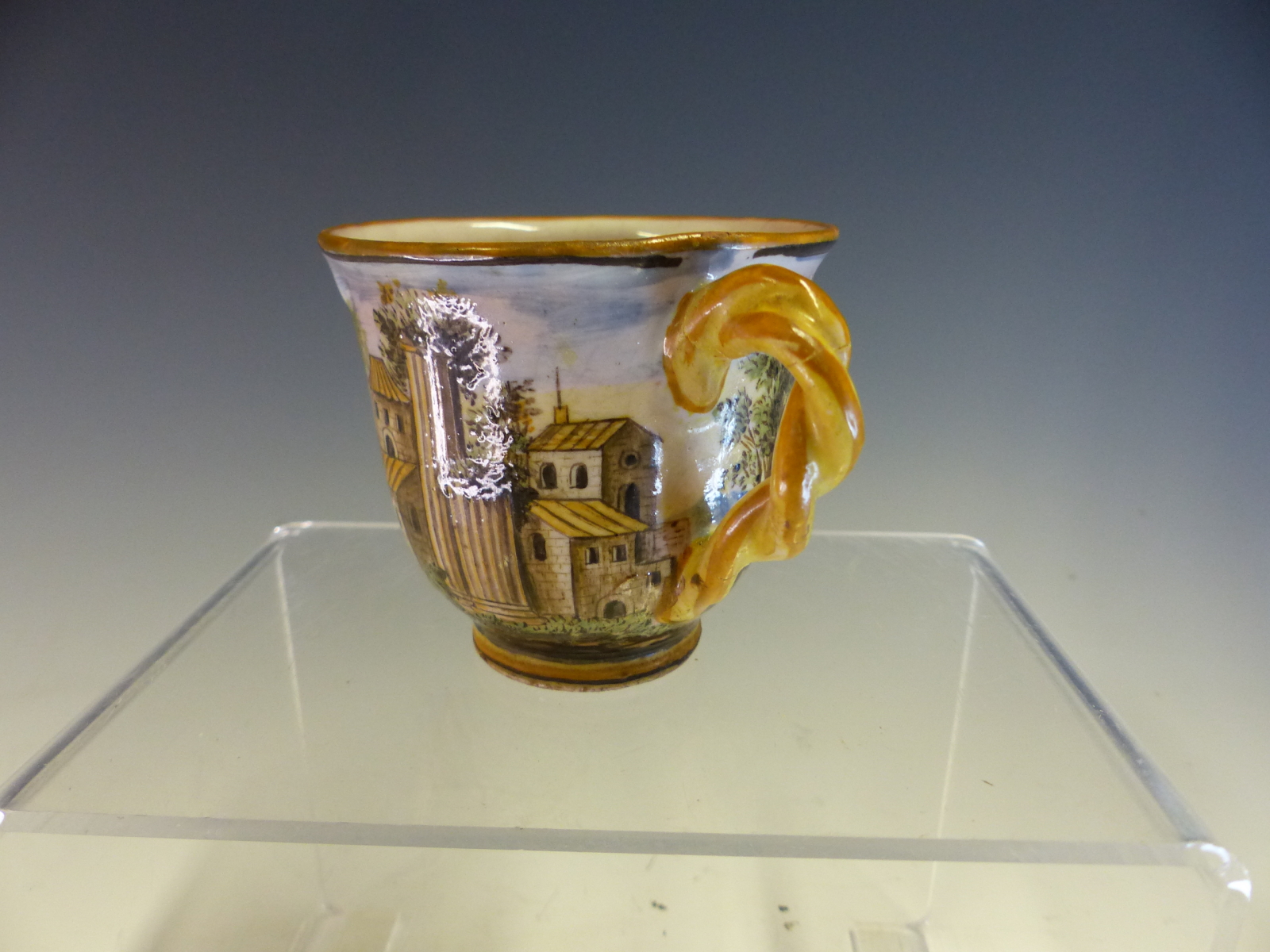 A MID 18th C. CASTELLI MAIOLICA COFFEE CUP PAINTED WITH A WAYFARER AMONGST TREES WITH DISTANT - Image 5 of 6