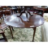 AN EARLY 20th C. MAHOGANY CENTRE TABLE, THE OVAL TOP WITH RAISED WAVY EDGING ON THE NARROW SIDES