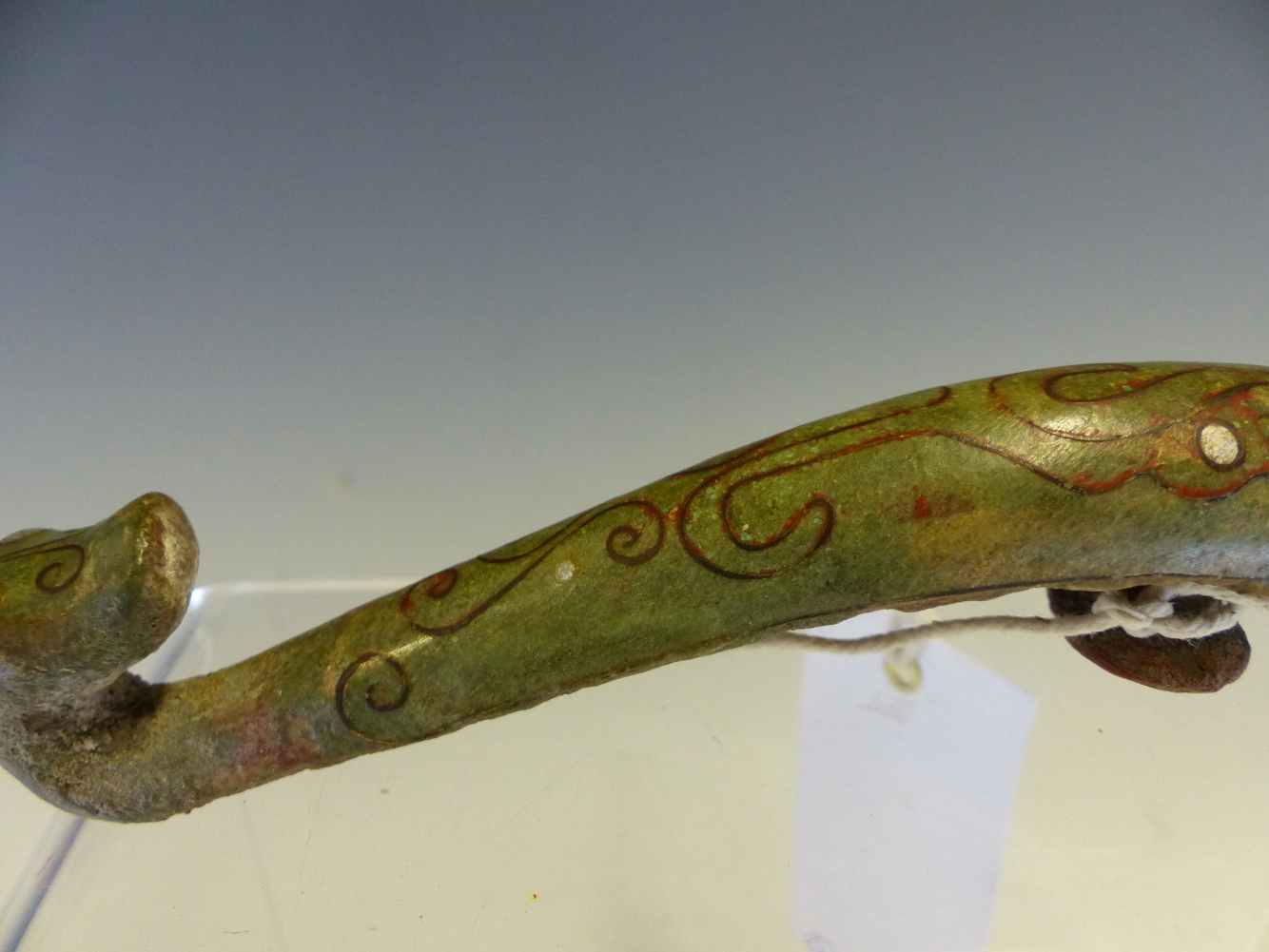AN EARLY CHINESE BRONZE BELT HOOK, THE DRAGON FORM INLAID WITH COPPER WIRE AND SILVER STIPPLES. - Image 3 of 8