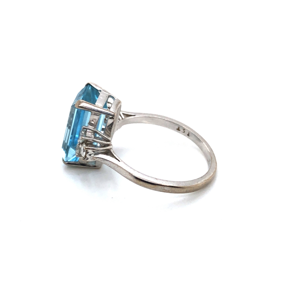 A VINTAGE 18ct WHITE GOLD HALLMARKED AQUAMARINE AND DIAMOND ART DECO STYLE RING. THE EMERALD CUT - Image 2 of 6