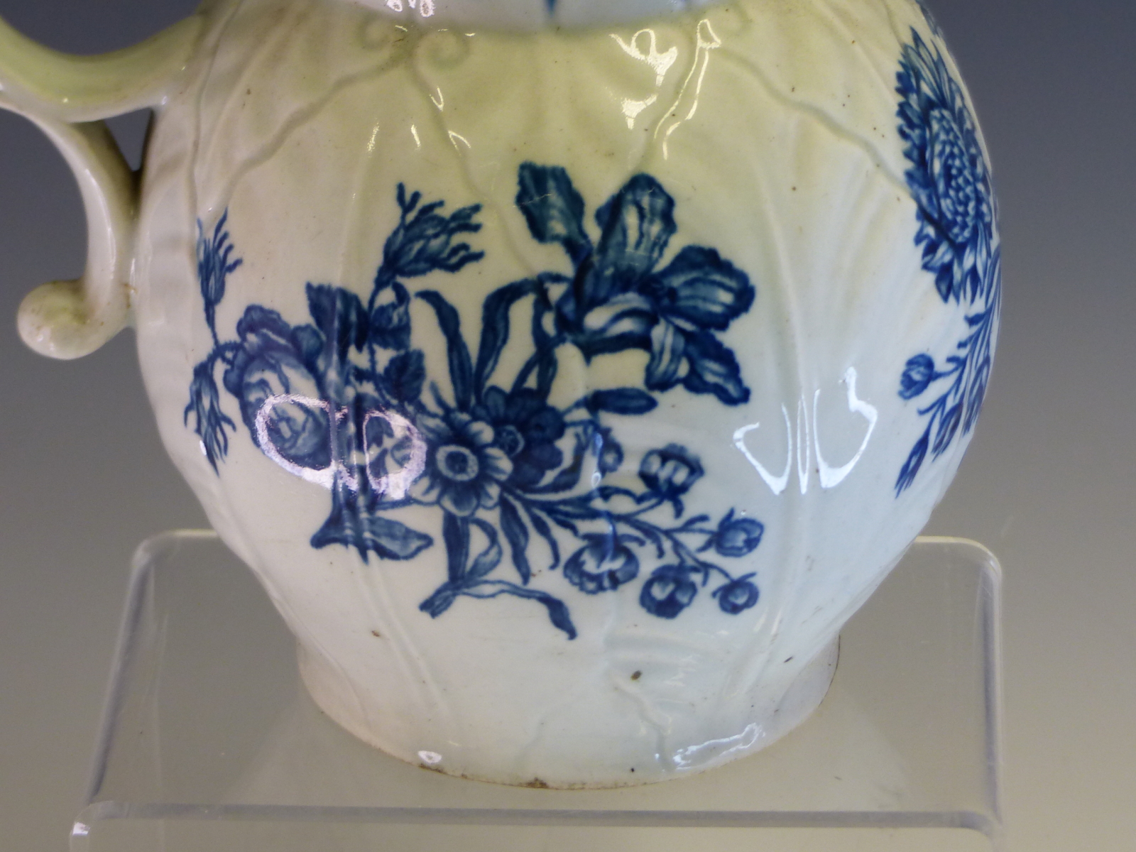 AN 18th C. WORCESTER BLUE AND WHITE MASK JUG PRINTED WITH ROSES AND OTHER FLOWER IN SPRAYS, CRESCENT - Image 4 of 14
