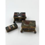 A 19th C. PIETRA DURA BOX, THE CHEQUER BOARD INLAY ABOVE FOUR BALL FEET. W 7cms. A RED AND GREEN