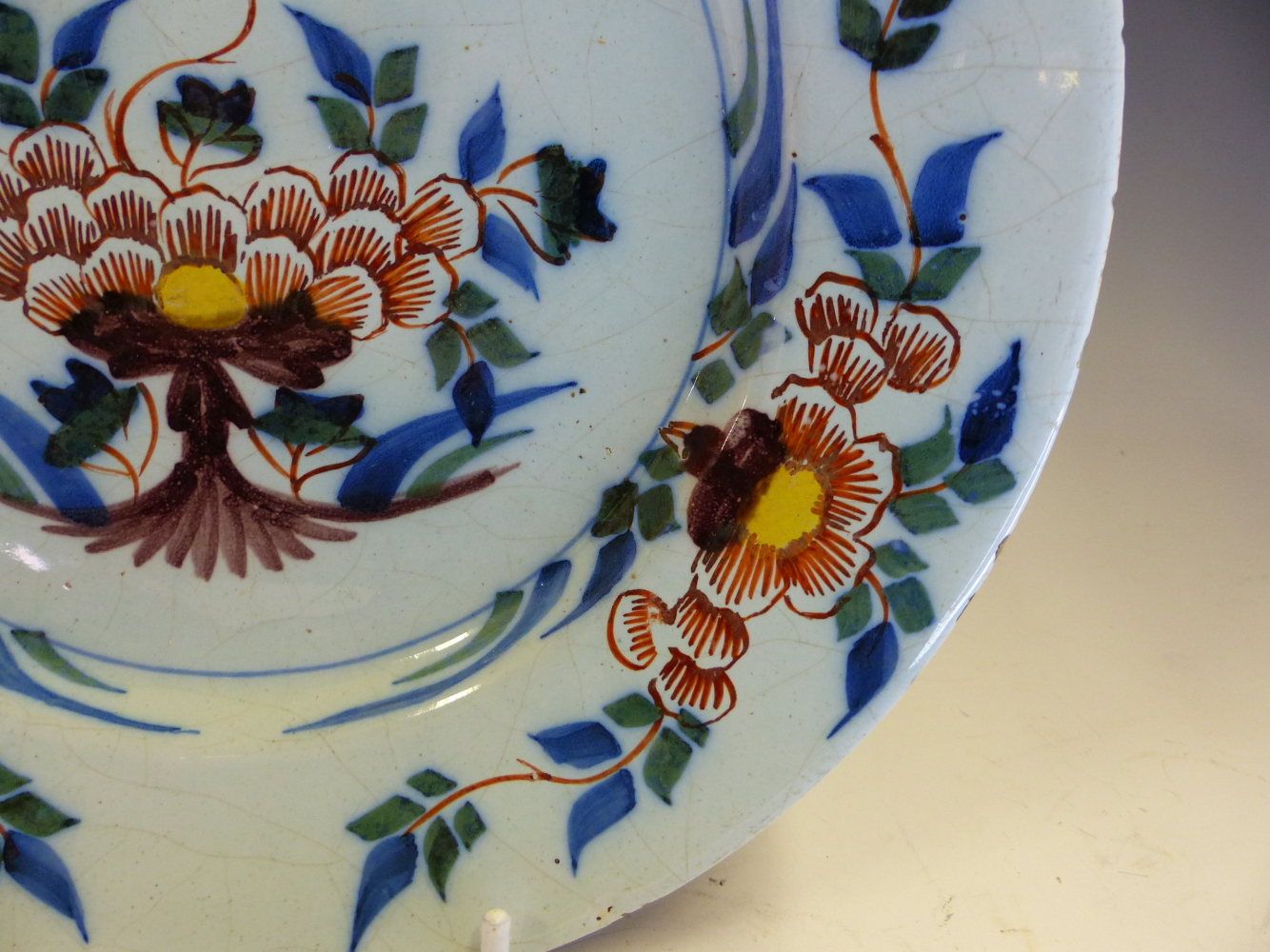 A PAIR OF 18th C. ENGLISH DELFT POLYCHROME PLATES PAINTED WITH YELLOW CENTRED RED FLOWERS WITHIN - Image 9 of 10