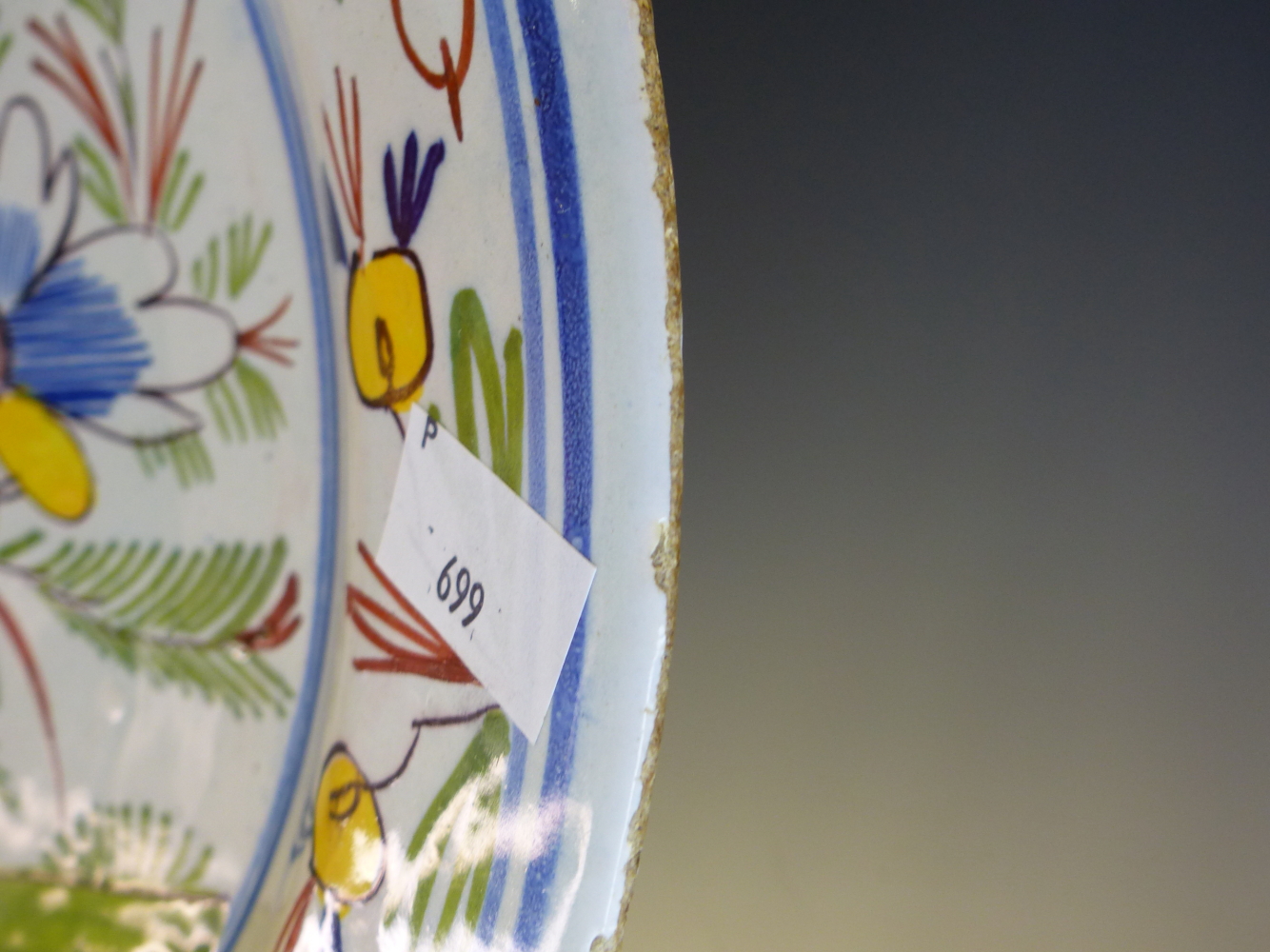 A DUTCH DELFT POLYCHROME DISH, THE CENTRAL EXPLOSION OF FLOWERS ENCLOSED BY A RIM BAND OF BLUE - Image 6 of 20