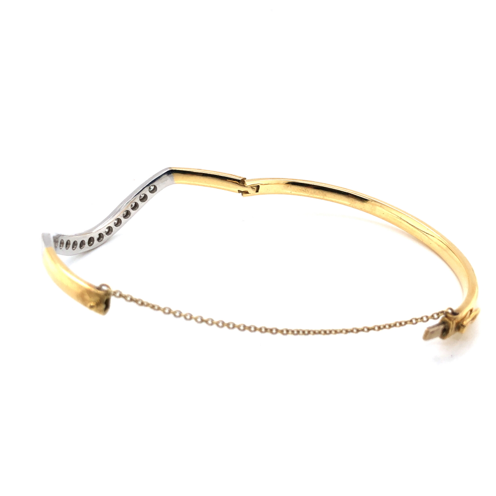 AN 18ct HALLMARKED WHITE AND YELLOW GOLD DIAMOND SET WISHBONE SHAPED HINGED BANGLE. THE WISHBONE - Image 3 of 4