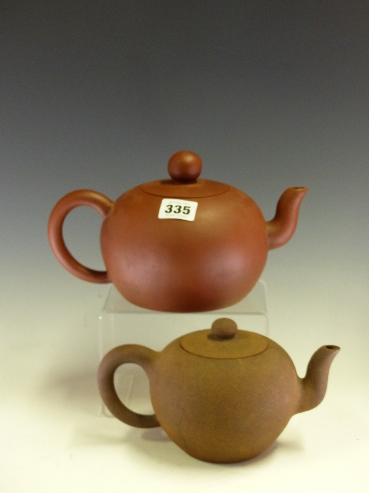 A CHINESE YIXING RED WARE TEA POT BEARING SEAL MARKS INSIDE THE COVER AND ON THE FOOT. Dia 15cms.