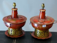 A PAIR OF CHINOISERIE RED TOLE TABLE LAMPS GILT WITH FLOWERS, THE TWO HANDLED BOWL SHAPES