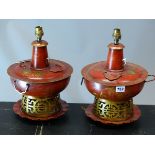 A PAIR OF CHINOISERIE RED TOLE TABLE LAMPS GILT WITH FLOWERS, THE TWO HANDLED BOWL SHAPES