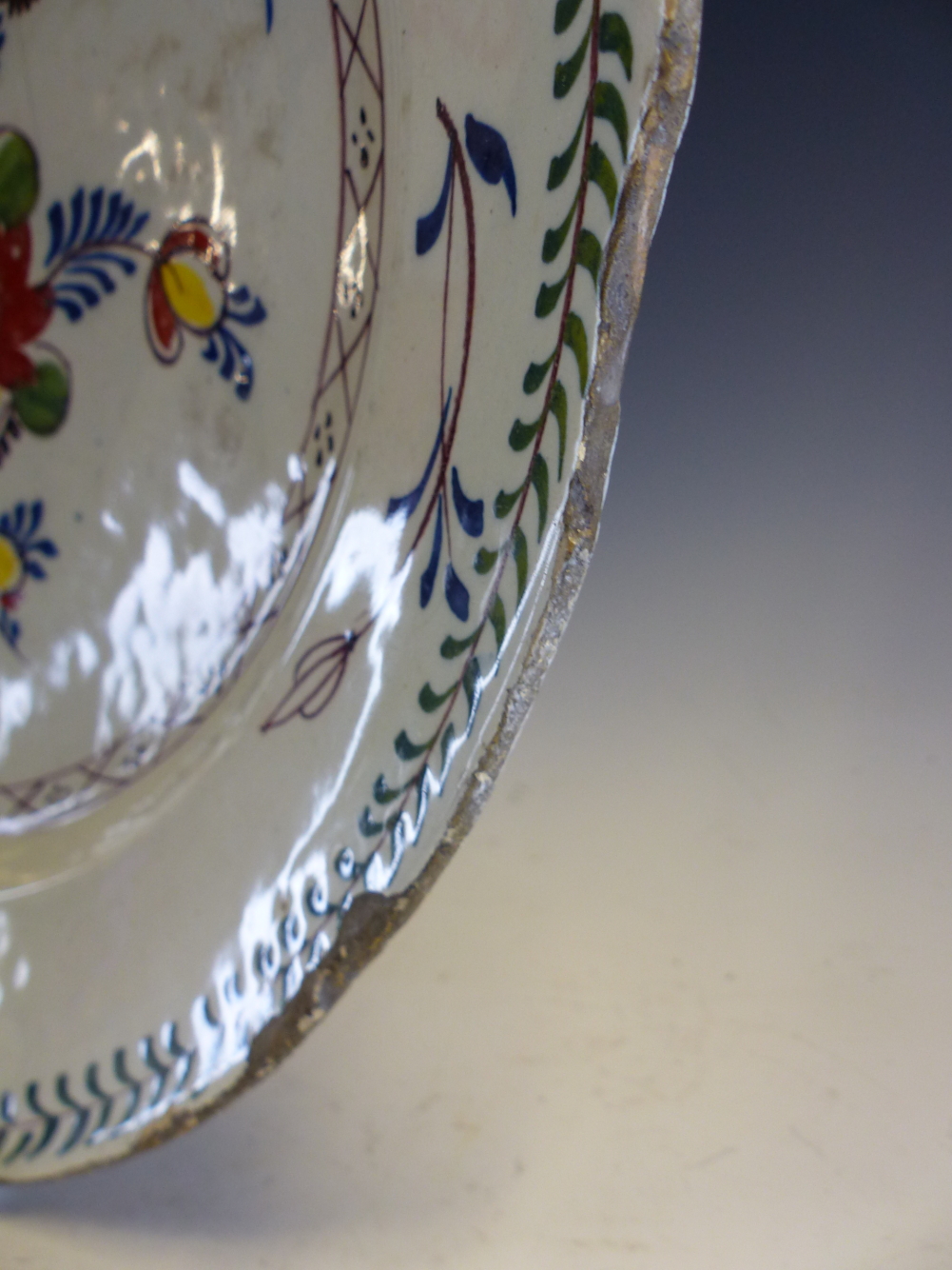 A PAIR OF MID 18th C. ENGLISH POLYCHROME DELFT DISHES PAINTED WITH CENTRAL SPRAYS OF FLOWERS - Image 6 of 20
