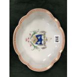 AN 18th C. CHINESE ARMORIAL SHAPED OVAL DISH CENTRALLY PAINTED WITH THE ARMS OF THE DOVE FAIMILY.