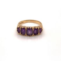 A 9ct HALLMARKED GOLD FIVE STONE GRADUATED AMETHYST CARVED HOOP RING. FINGER SIZE M. WEIGHT 2.